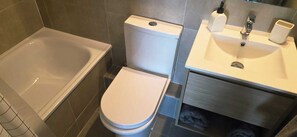 Hair dryer, towels, soap, toilet paper - Apartment close to Malls, Historic Center of Santiago, steps from the Metro. (Santiago)