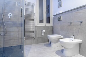 Shower, hair dryer, towels - 1993 Apartment Near Lucca Amphitheater (Lucca)