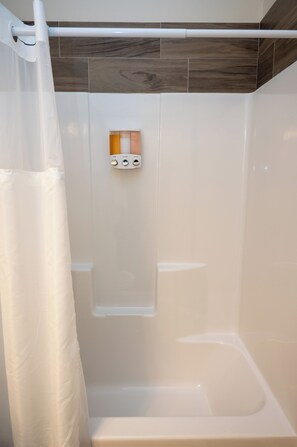 Haartrockner, Handtücher, Seife, Shampoo