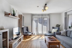 Living area - Apartment 'Andis' with Mountain View, Balcony and Wi-Fi (Farchant)