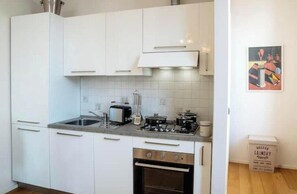 Frigorifero, forno, piano cottura, lavastoviglie