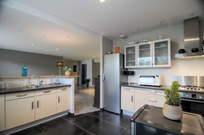 Private kitchen - New, comfortable and quiet 4* gîte with terrace in the heart of Châteauroux (Châteauroux)