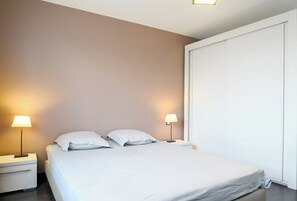 2 bedrooms, desk, iron/ironing board, free WiFi