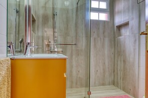 Shower, hair dryer, towels, soap - Casa Saudade, a Home in Madeira (Porto Santo)