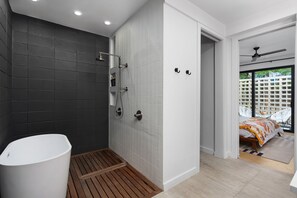 Dusche, Haartrockner, Handtücher, Seife