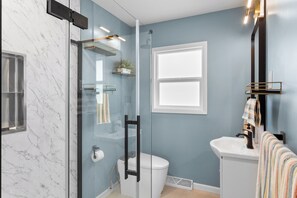 Sèche-cheveux, bidet, serviettes fournies, savon