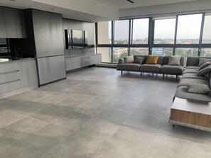TV, fireplace - Cozy 2-bedroom apartment in brilliant Accra with Sweeming pool and gym access (Accra)
