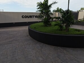 Property grounds - Cozy 2-bedroom apartment in brilliant Accra with Sweeming pool and gym access (Accra)