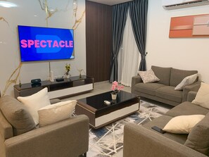 Een televisie en een open haard