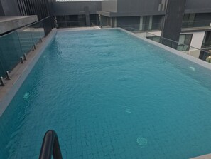 Pool - Cozy 2-bedroom apartment in brilliant Accra with Sweeming pool and gym access (Accra)