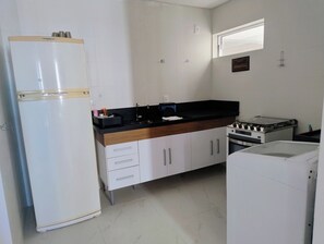 Private kitchen - Fully furnished, brand new 2-bedroom apartment in Altiplano, João Pessoa. (João Pessoa)