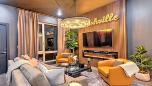 Un salon moderne avec un canapé, un fauteuil et une table basse.