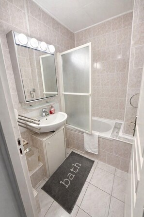 Douche, sèche-cheveux, serviettes fournies