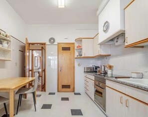 Jääkaappi, mikroaaltouuni, uuni, liesi
