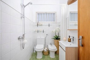 Shower, hair dryer, bidet, towels - Dream House Algarve  by MGM Stays (Loulé)