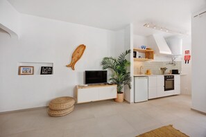 Fridge, microwave, oven, stovetop - Lemon House – Cozy Home Near the Beach and City Center (Lagos)