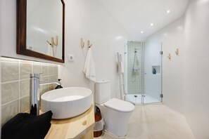Shower, hair dryer, towels - Lemon House – Cozy Home Near the Beach and City Center (Lagos)