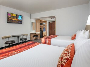 Room - 2 Rooms near Shark Reef Aquarium & Neon Museum w/ Onsite Dining & Entertainment (Las Vegas)