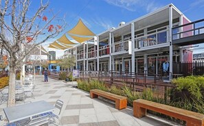 Outdoor dining - 2 Modern Rooms near Magnolia’s Veranda & Vibrant Fremont Street Entertainment (Las Vegas)