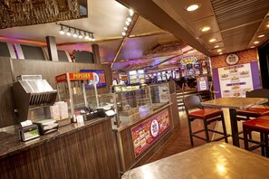 Dining - 2 Modern Rooms near Magnolia’s Veranda & Vibrant Fremont Street Entertainment (Las Vegas)