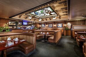 Dining - 2 Modern Rooms near Magnolia’s Veranda & Vibrant Fremont Street Entertainment (Las Vegas)