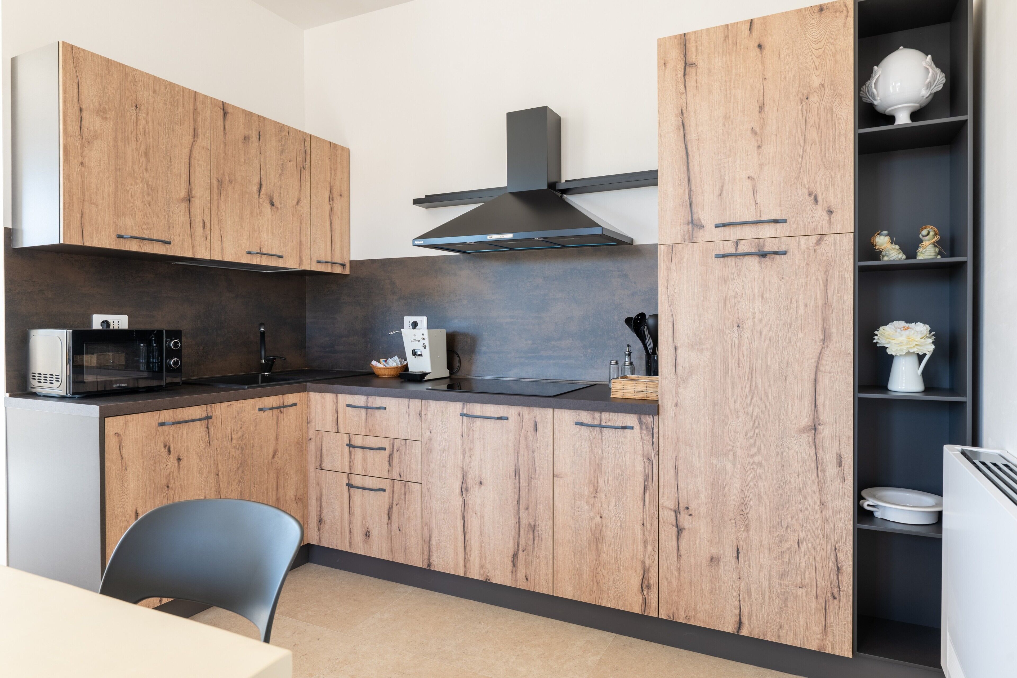 Kühlschrank, Mikrowelle, Herdplatte, Geschirrspüler