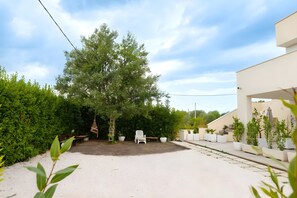 Property grounds - Aurora Holiday Home: Spacious Country Retreat in Cisternino (Cisternino)