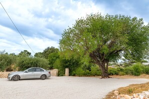 Property grounds - Aurora Holiday Home: Spacious Country Retreat in Cisternino (Cisternino)
