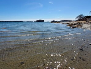 Sur la plage, chaise longue