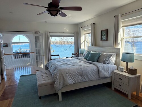 Oceanfront home with private steps to the sea + kayaks