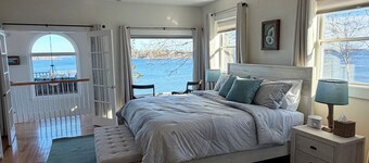 Oceanfront home with private steps to the sea + kayaks