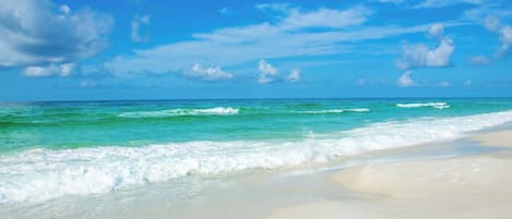 På stranden