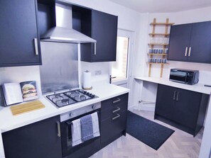 Fridge, microwave, oven, stovetop - Large 4 Bed  | Parking  | Great Location (Manchester)