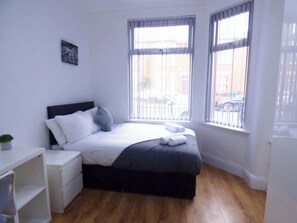 Desk, iron/ironing board, WiFi, bed sheets - Large 4 Bed  | Parking  | Great Location (Manchester)