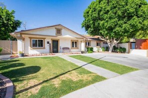 Exterior - 5BD3BR downtown phx w/ pool & games (Phoenix)