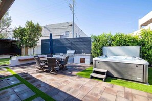 Outdoor dining - 5BD3BR downtown phx w/ pool & games (Phoenix)