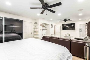 5 bedrooms, iron/ironing board, WiFi - 5BD3BR downtown phx w/ pool & games (Phoenix)