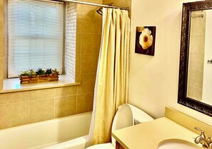 Hair dryer, towels, soap, shampoo - Shipyard Evian Beachfront Resort 2BD Lake/Golf View Villa (Hilton Head Island)