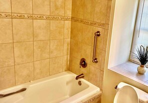 Hair dryer, towels, soap, shampoo - Shipyard Evian Beachfront Resort 2BD Lake/Golf View Villa (Hilton Head Island)