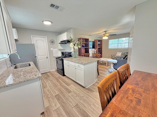 2-bedroom house in welcoming The Colony with AC comfort