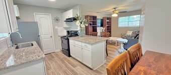 2-bedroom house in welcoming The Colony with AC comfort