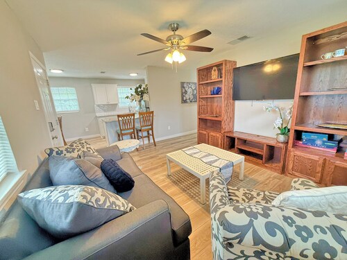 2-bedroom house in welcoming The Colony with AC comfort