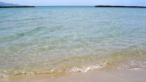 A beach with clear shallow water and a sandy shore. - Ryokan Hama no Ya (Kyotango)