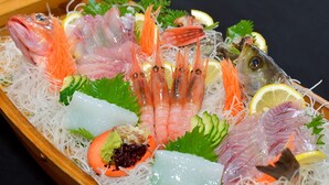 A variety of seafood arranged on a bed of glass noodles, garnished with lemon slices and leafy greens. - Ryokan Hama no Ya (Kyotango)