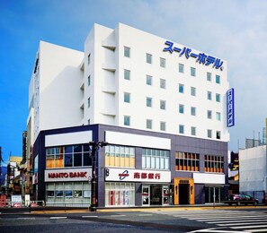 A multi-story building with a Nanto Bank and a restaurant on the ground floor. - Super Hotel JR Nara Station Sanjo Street (Hikone)