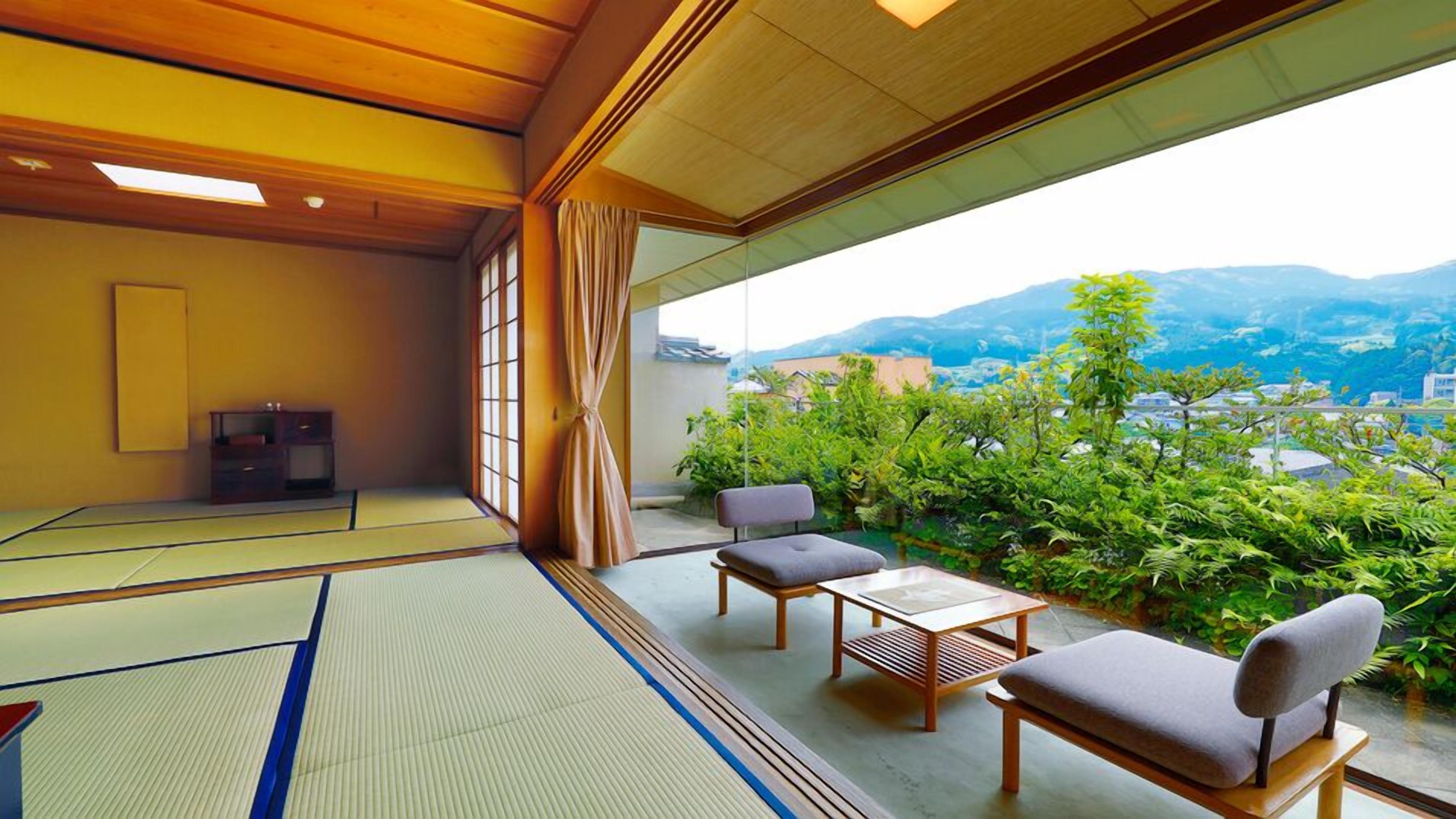 Una habitación tradicional con esteras de tatami y vistas a un paisaje montañoso.
