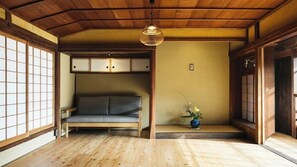 Interior - Rita Izumo Sagiura (Izumo)