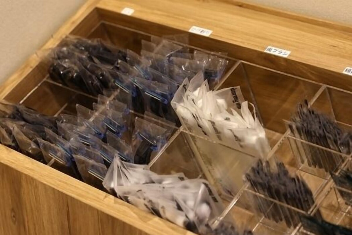 Un meuble de rangement en bois, doté de plusieurs compartiments contenant divers objets.