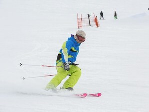 A person skiing down a snowy slope. - Izumigo Hotel Ambient Tateshina (Tateshina)