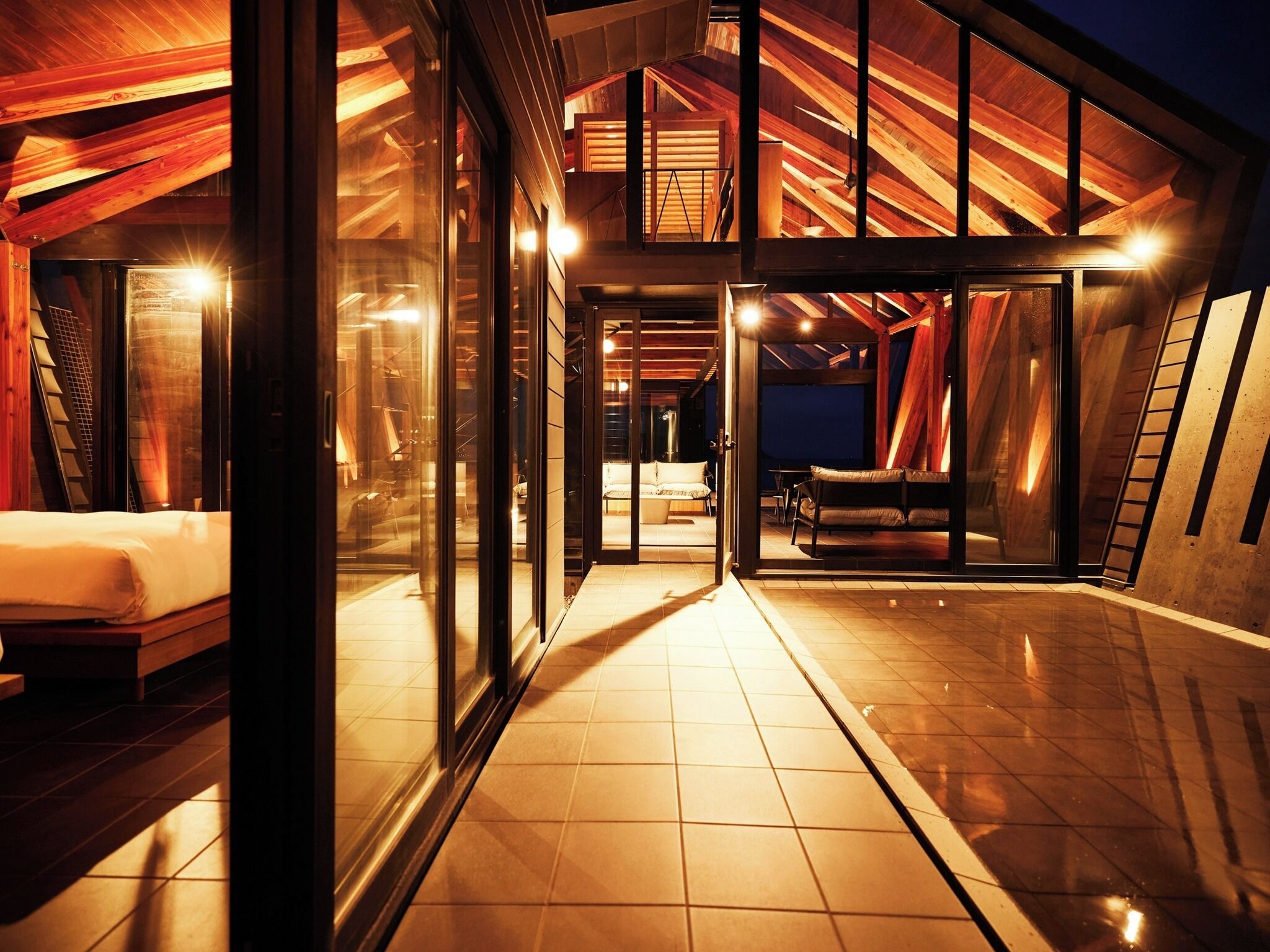 Een modern, goed verlicht interieur met een ruime indeling, met een slaapkamer en een zithoek.